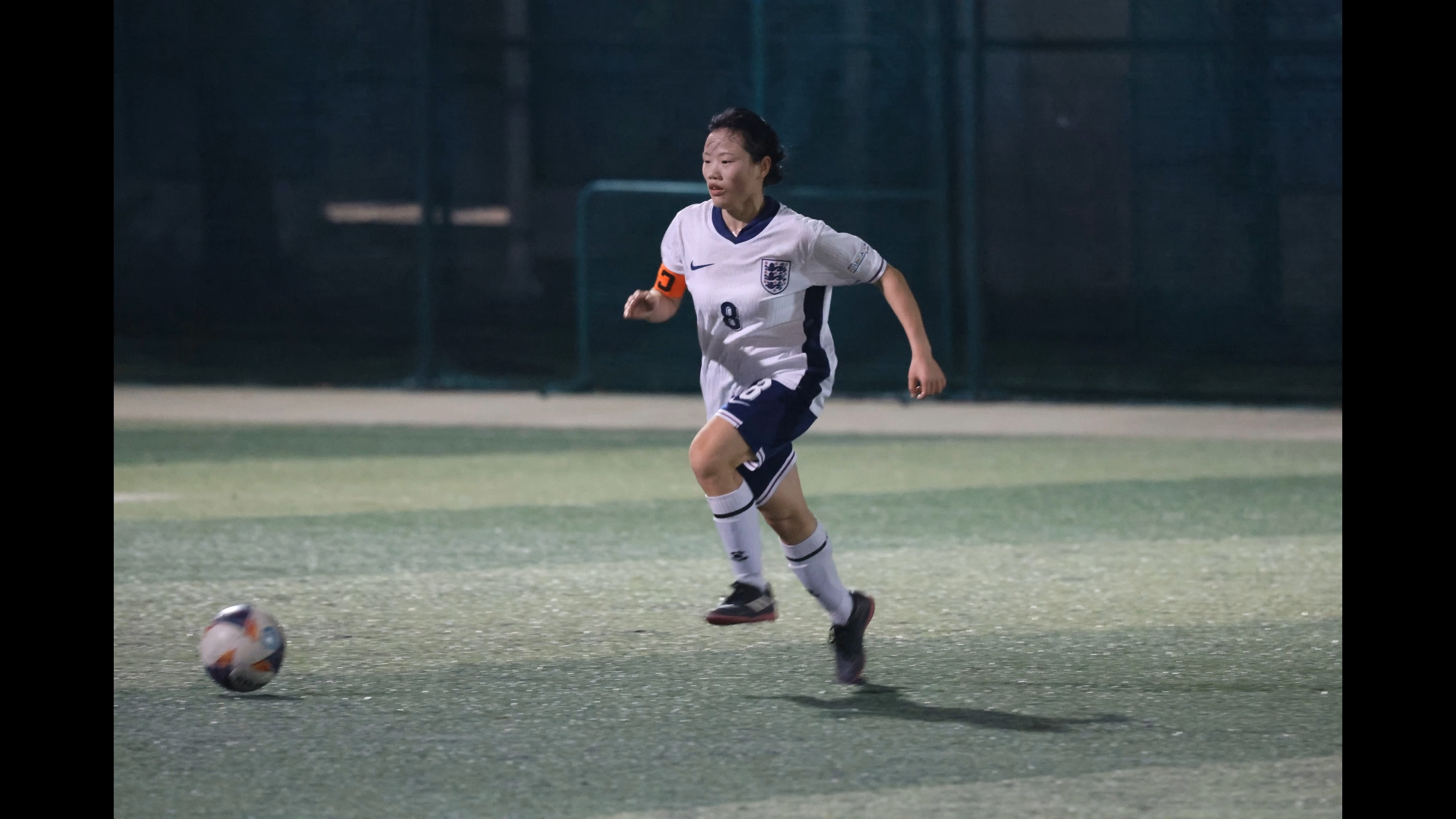 高水平女性足球运动员赢得赛场喝彩